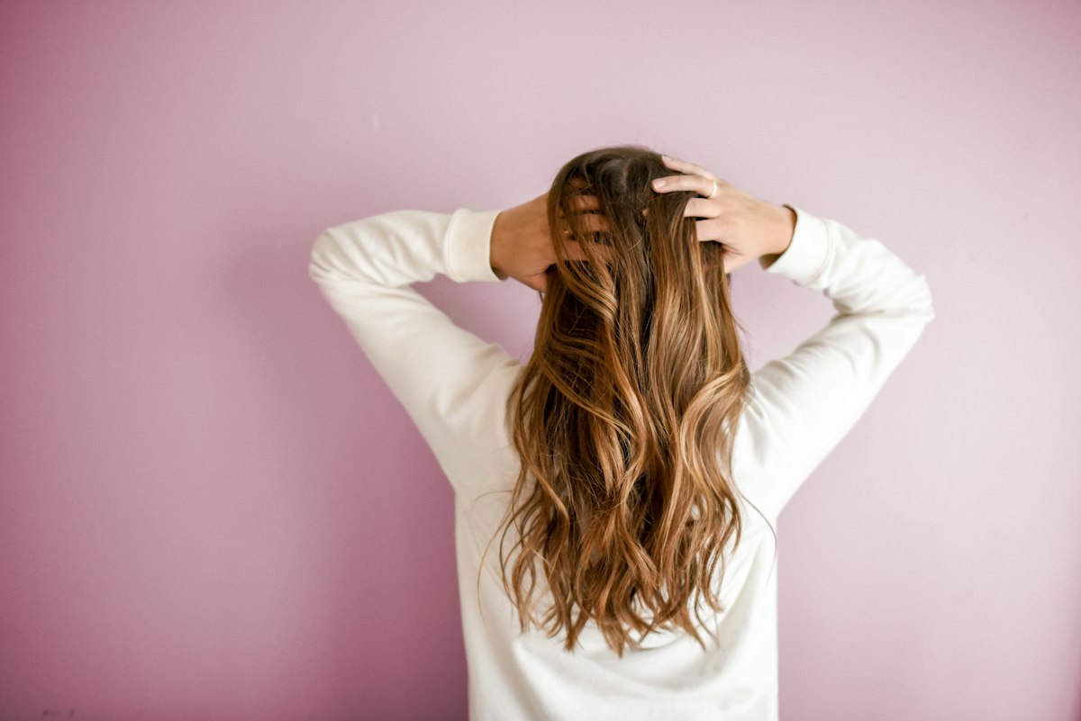 Profissional de beleza atendendo em salão com luz natural