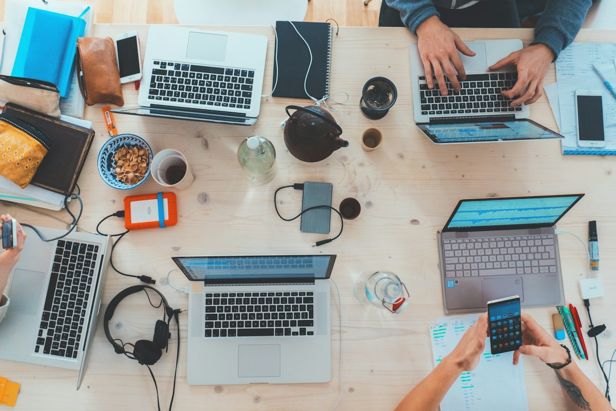 Equipe de consultoria de tecnologia trabalhando com notebooks em escritório